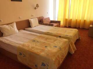 Отель Vezhen Hotel - Free Parking Золотые Пески Двухместный номер с 2 отдельными кроватями (для 2 взрослых и 1 ребенка) и видом на море-1